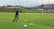 Andries Jonker, Juniorenchef von Arsenal, testete im Herbst den Kunstrasen in Wittenbach gleich selber. (Bild: pd)