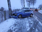 In Uzwil prallte das Auto eines 19-Jährigen gegen einen Baum. (Bild: Kapo)