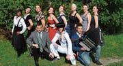 Für die Unterhaltung hat sich der MVHO etwas einfallen lassen. Es wurde ein Werbefilm (zu sehen auf musikverein-oberriet.ch) gedreht, in dem mit 60er-Kleidern und -Frisuren einige Titel inszeniert wurden, die an den Unterhaltungsabenden zu hören sein werden. (Bild: pd)