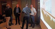 Rechts das Kioskprojekt und links die Diskussionen dazu. Martin Frei (rechts) hält an Nachhaltigkeit und Innovation fest. (Bild: Patricia Wichser)