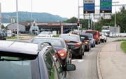 An einem Werktag fahren bis zu 22 000 Fahrzeuge über die Augarten-Kreuzung in Niederuzwil. (Bilder: Philipp Stutz)