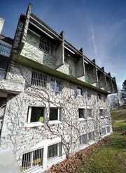 Wirkt wie ein Gefängnis, ist aber ein Jugendheim: Der Platanenhof in Oberuzwil. (Bild: Urs Bucher)