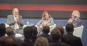 Der Politiker und der Philosoph. Hermann Hess (links) diskutiert mit Ludwig Hasler (rechts) unter der Leitung von Mona Vetsch über Schein und Sein in der Schweiz. (Bild: Andrea Stalder)