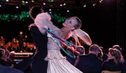 Besonders schwungvolle Akzente: Schweizer Meisterin Yulia Dreier mit Partner Vova. (Bild: Peter Küpfer)