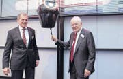 SFS-Ehrenpräsident Hans Huber (rechts) und Verwaltungsratspräsident Heinrich Spoerry läuten an der Schweizer Börse den Handel ein. (Bild: pd)