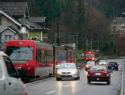 Bahn und Autos zerschneiden das Quartier Riethüsli in zwei Teile. (Archivbild: Ralph Ribi)