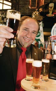 Ein Prosit auf die Biervielfalt: Biersommelier Richard J. Wüst. (Bild: Ralph Ribi)