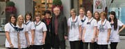 Das Team der Sternen-Apotheke: (von links) Sarah Graf, Corinne Sieber, Marina Topic, Natascha Alge, Judith und Peter Schnell, Lorena Fässler, Katja Schwarz, Florentina Schädler, Katrin Christoffel, Doris Schmid und Bettina Heeb nehmen sich gerne Zeit und beraten mit Freude zu Gesundheit, Schönheit und Naturheilpraktiken. (Bild: pd)