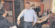 Der «FDP-Mann des Jahres», Peter Nüesch aus Balgach, wurde gestern an der Mitgliederversammlung der Kreispartei durch Präsident Alexander Bartl geehrt. (Bilder: Gert Bruderer)
