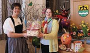 Franziska Brülisauer vom Kantonalverband dankt Regula Sager (rechts), Präsidentin der Bäuerinnenvereinigung Muolen. (Bild: Trudi Krieg)