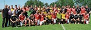 Der obligate Fototermin vor dem Anpfiff darf nicht fehlen. Für die Kirchberger Spieler ein bleibendes Erlebnis. (Bilder: Beat Lanzendorfer)