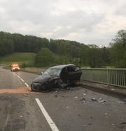 Der verletzte Autofahrer musste von der Feuerwehr aus dem Wrack geborgen werden. (Bild: Kapo SG)