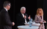 Unterhielten sich über «Geld und Geist»: (v. l.) Pfarrer Martin Schmidt, Bischof Markus Büchel, Brigitte Lüchinger. (Bilder: Monika von der Linden)