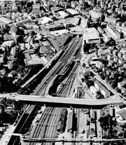 Der Autobahnanschluss in St. Fiden, die sogenannte Splügenspange, war seinerzeit heftig umstritten. Im Bild dieser Teil der Stadtautobahn kurz vor der Eröffnung. (Bild: Sammlung Reto Voneschen (Mai 1987))