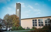 Um die Biodiversität zu erhalten, werden die Wiesen rund um die Kirche im Grossacker seltener gemäht. (Bild: Ralph Ribi (21. Oktober 2015))