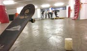 Üben im Keller: Die Skateboarder beim Training in der Halle an der Zürcher Strasse 45. (Bild: PD)
