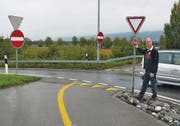 An der Autobahnausfahrt gibt es nur Signalisationen für Velofahrer. Ein Fussgängerstreifen fehlt. Im Rahmen der von der Kantonspolizei lancierten Aktion «Fussgängerstreifen im Test» und auf Anregung von Peter Lehmann (Bild) aus Widnau werden Massnahmen zum besseren Schutz der Fussgänger geprüft. (Bild: Bea Sutter)