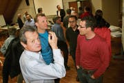 Nach der Information durch Fachleute und Behördenvertreter wurde noch ein wenig diskutiert. (Bild: Gert Bruderer)