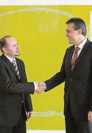 Marc Borer, Leiter UBS Rayon St. Gallen (rechts), gratuliert Rémy Murat zu seiner neuen Aufgabe. (Bild: pd)