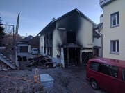 Die Autogarage an der Zürcher Strasse ist am Montagabend ausgebrannt. (Bild: Christof Krapf)