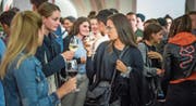 Anstossen auf die Volljährigkeit: Die Jungbürgerinnen und Jungbürger an ihrer Feier. (Bild: Michel Canonica)