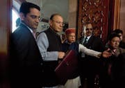 Seine Aussagen haben den Bitcoin-Kurs bachab geschickt: der indische Finanzminister Arun Jaitley (mit Aktentasche). (Bild: Manish Swarup/Keystone (Neu-Delhi, 1. Februar 2018))