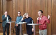 Peter Arbenz, Michael Nakhleh, Ursula Surber und Danial Nurzai (von links) diskutieren über die Flüchtlingskrise. (Bild: Ralph Ribi)