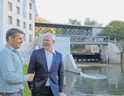 Mario Conrad (links) und Herbert Bettray haben gut lachen: Das neue Kleinwasserkraftwerk ist das modernste im Kanton St. Gallen. (Bild: Hansruedi Kugler)