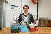 Aron Kenessey, Mitgründer der Faitron AG und Miterfinder, zeigt die smarten Babyflaschen und die serienreife Lunchbox. (Bild: Hanspeter Schiess)