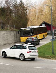 Auf der Spiseggstrasse sollen ab Ende 2018 Postautos im Halbstundentakt verkehren. (Bild: Daniel Dorrer)
