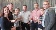 Die FDP in Feierlaune: Nadja Heuberger, René Harzenmoser, Edith Schiltknecht, Christian Burkhard (GPK), Parteipräsident Roland Roos, Marlies Bergundthal (GPK) und Markus Lichtensteiger (v. l.). der: Andrea Häusler (Bild: Bil)