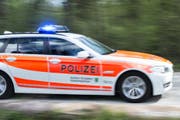 Die Polizei und die Feuerwehr sind wegen des Autobrandes vor Ort. (Bild: Keystone)