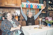 «Das waren die Gäste der letzten zehn Jahre», demonstriert Verleger und Gesprächsleiter Marcel Steiner. Marlies Schoch hat sie alle – und zwar seit 1992 – erlebt. Am letzten Freitag stand sie selber Red und Antwort. Mehr als 100 Personen vermochte sie in ihren Bann zu ziehen. (Bilder: Martina Basista)