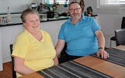 Carmen und Ernst Götschi geniessen das Nichtstun in ihrer Wohnung in Bütschwil. (Bild: Beat Lanzendorfer)