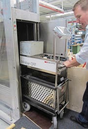 Erste Versuche, ob die Minibar ins Liftgehäuse passt. Die Metallelemente dienen nur dazu, das Gewicht der Minibar zu simulieren. (Bild: PD (Wattwil, 29. März 2013))