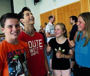 Häggenschwil - Teenager Daniel Huwiler und Jonas Oswald stellen in Häggenschwil einen Domino Weltrekord mit 40000 Steinen auf (Bild: (Ralph Ribi))