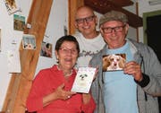 Die Jury mit Marianne Bargagna, Oliver Schatzmann und Wolfgang Steiger (v. l.) präsentiert die Siegerkarten. (Bilder: Andrea Häusler)
