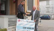Daniel Baumgartner (rechts) dankt Andreas Scherrer für die Spende, die er für Pausenplatz-Spielgeräte einsetzen will. (Bild: Andrea Häusler)