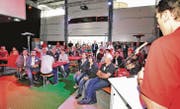 Wie im Fernsehen: Vor dem Fussballspiel gibt's Werbung. Thomas Stofer präsentiert die Kommunikationsdienstleistungen der Technischen Betriebe der Stadt Altstätten und des Rii-Seez-Netz-Kabelnetzverbunds. (Bild: Max Tinner)