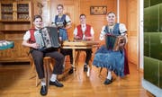 Die Geschwister Sutter beim gemeinsamen Proben daheim in Waldkirch. Von links Fabian (14), Stefanie (16), Lukas (18) und Jasmin (19). (Bild: Urs Bucher)