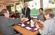 Zusammen mit Heimleiter Dietmar Penz verteilte Geschäftsleiter Werner Brunner (Bild) die Kuchen. (Bild: pd)