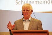 Schulratspräsident Robert Bischofberger führte etwas wehmütig durch die letzte Schulgemeindeversammlung. Seit Januar 2018 gibt es in Oberegg die Einheitsgemeinde. (Bild: Karin Steffen)