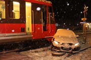 Die vier Personen im Auto wurden verletzt, die Zugpassagiere kamen mit dem Schrecken davon. (Bild: Kapo AI)