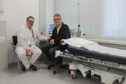 Von wegen Konkurrenz: Christof Geigenseder, Ärztlicher Leiter der Notfallmedizin, und Philipp Hengstler, Präsident des Ärzteforums, verstehen sich als Team. (Bild: Andrea Häusler)