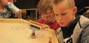 Neben Kinderspielen lagen auch anspruchsvolle Familien- und Erwachsenenspiele auf.