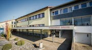 Diesen Sonntag entscheidet sich, ob das Primarschulhaus in Waldkirch erneuert und umgebaut wird. (Bild: Urs Bucher)