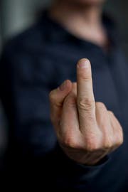 Mit dem Zeigen des Mittelfingers begann alles - schliesslich verletzte der Betrunkene einen Polizisten sogar. (Bild: Archiv/Keystone (Symbolbild))