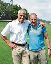 Andy Egli (links) und Dani Wyler: Der eine spielt bei den Suisse Legends, der andere kommentiert am 17. Juni das Spiel. (Bild: Beat Lanzendorfer)