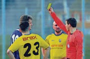Die erste gelbe Karte gibt einen Strafpunkt in der Fairness-Tabelle und kostet den Verein oder den Spieler in der Regel 35 Franken. (Bild: Urs Nobel)