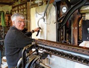 Bernhard Hollenstein sitzt täglich drei bis fünf Stunden an der Handstickmaschine. (Bild: Mirjam Bächtold)
